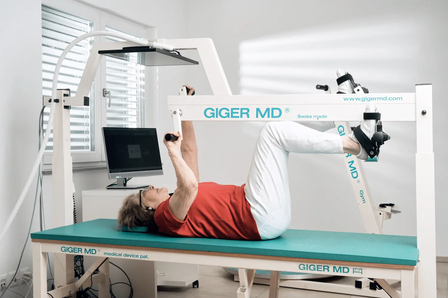 Seniorin trainiert bei Parkinson selbstständig auf dem GIGER MD Gym Therapiegerät